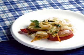 Saltado de calamares a la criolla